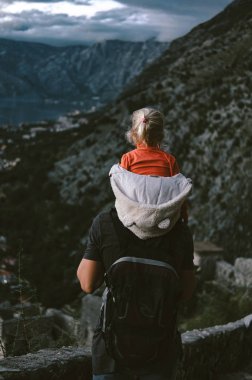 Genç Baba ile kızı Monten dağlarında seyahat