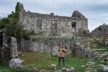 Eski kale şapka ve sırt çantası kalmak giyiyor adam Gezgin kablosuz