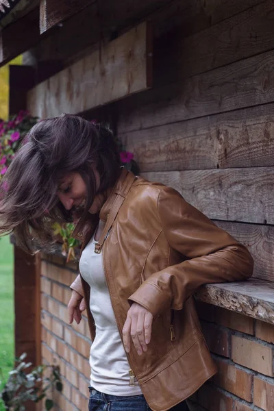 Jovem mulher atraente em uma jaqueta de couro no outono — Fotografia de Stock
