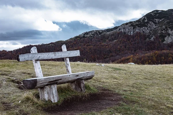 국립 공원 Durmitor, 몬테네그로의 배경에 벤치 — 스톡 사진