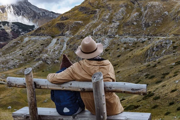 Padre e hijo llevando un sombrero disfrutando de las montañas de otoño Durmi —  Fotos de Stock