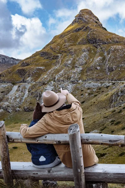 Padre e hijo llevando un sombrero disfrutando de las montañas de otoño Durmi —  Fotos de Stock