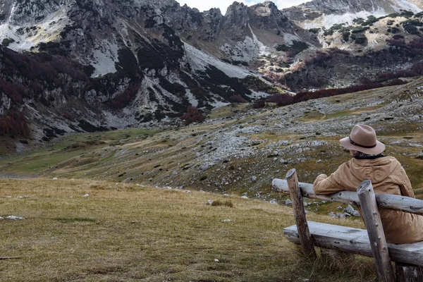 Hombre guapo en sombrero marrón y abrigo disfrutando de las montañas de otoño Dur —  Fotos de Stock