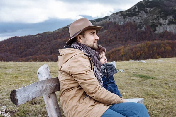 Pai e filho vestindo um chapéu apreciando as montanhas de outono Durmi — Fotografia de Stock