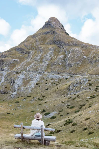 Vista posteriore di giovane donna con cappello e poncho caldo su montagna lan — Foto Stock