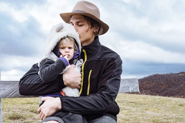 Padre e figlia viaggiano in autunno montagne, Montenegr — Foto Stock