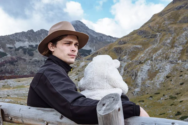 Padre e hija viajan en las montañas de otoño, Montenegr —  Fotos de Stock