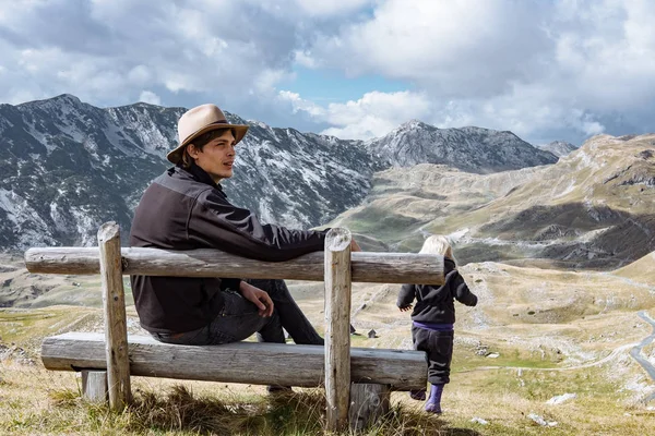 Padre e hija viajan en las montañas de otoño, Montenegr —  Fotos de Stock