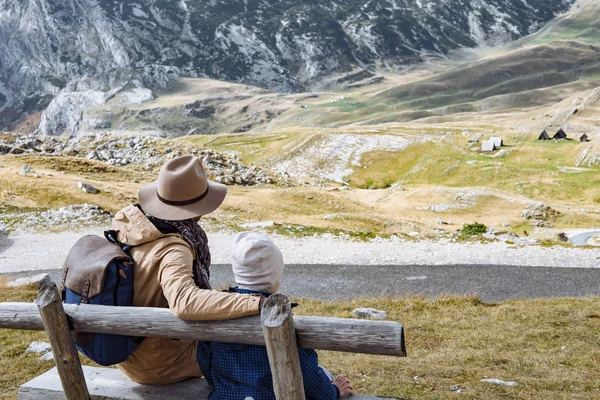 Πατέρας και γιος ταξιδεύουν μαζί το φθινόπωρο στα βουνά Ντουρμίτορ, Δευ — Φωτογραφία Αρχείου