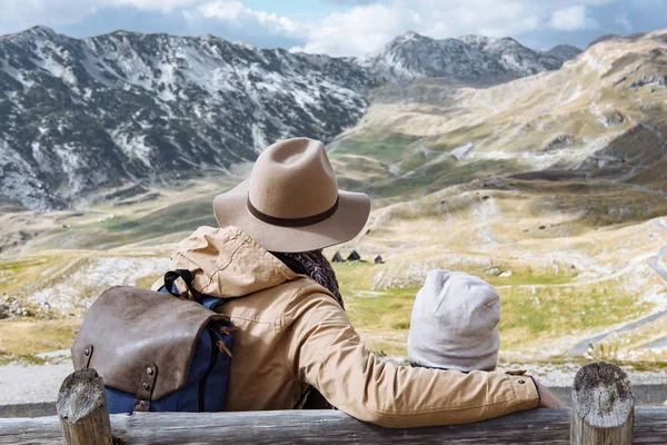 Πατέρας και γιος ταξιδεύουν μαζί το φθινόπωρο στα βουνά Ντουρμίτορ, Δευ — Φωτογραφία Αρχείου