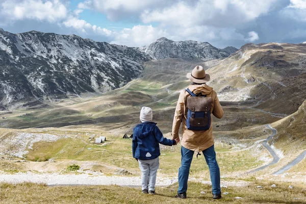 Vader en zoon reizen samen in de herfst bergen Durmitor, Mon — Stockfoto