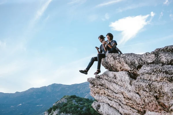 Adam ve kadın kullanarak telefon dağ Karadağ, özgürlük bir — Stok fotoğraf