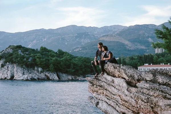 Gelukkig Man en vrouw zitten op een rots-berg in Montenegro, f — Stockfoto