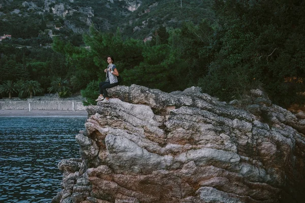 Szczęśliwa kobieta usiąść na skały góry w Czarnogórze, wolność — Zdjęcie stockowe