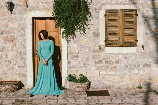 Mulher romântica vestindo vestido de moda elegante sonhando com o velho — Fotografia de Stock