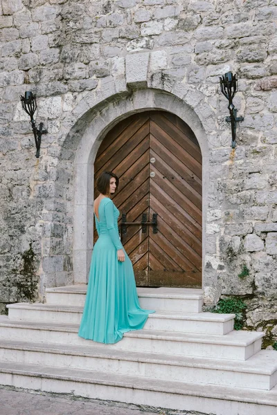 Jovem mulher de cabelo marrom vestindo elegante vestido de moda andando — Fotografia de Stock