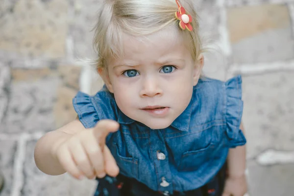 Menina bonito chegar dedo para câmera, apontando . — Fotografia de Stock