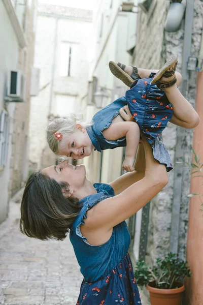 Retrato de una familia feliz: joven mujer hermosa con su pequeño —  Fotos de Stock