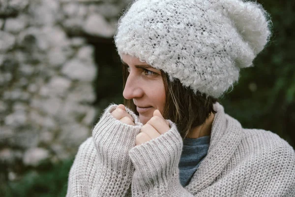 ベージュ色のセーター、帽子、ポーズのジーンズを身に着けているトレンディーな流行に敏感な女性 — ストック写真