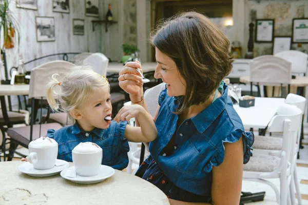 Feliz mamá y su hija comiendo café al aire libre . —  Fotos de Stock