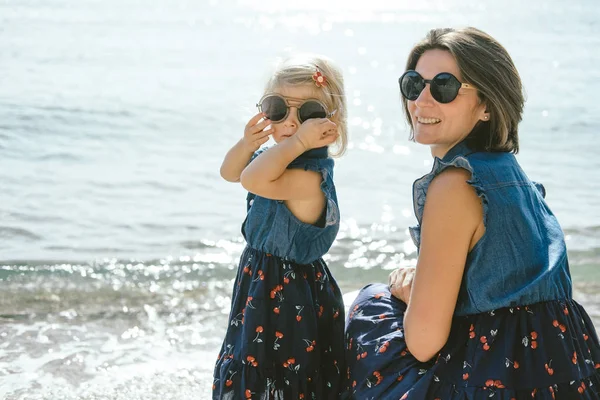 Madre con su hija de 2 años divirtiéndose en la playa en summ —  Fotos de Stock