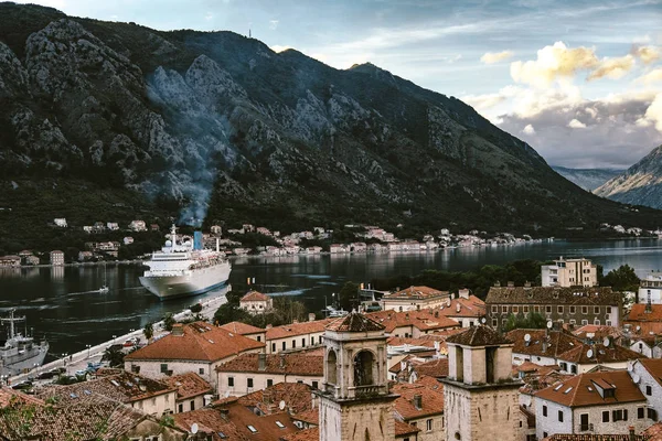 Pohled z boku Kotorskou staré město z hory Lovcen. — Stock fotografie