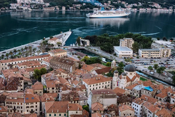 Lovcen dağın üzerinden Kotor Koyu'nun eski şehrin görünümü. 