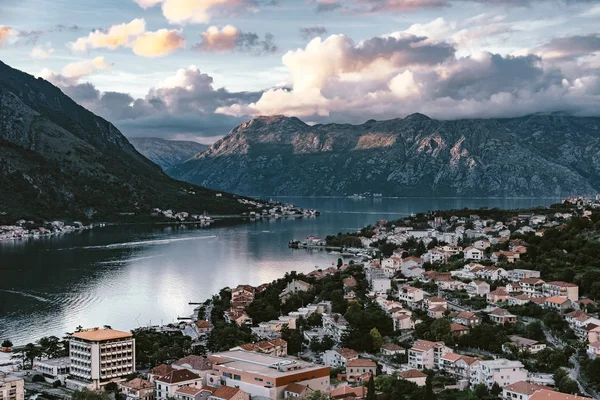 Večerní pohled z boku Kotorskou staré město z hory Lovcen. — Stock fotografie