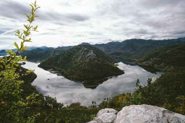 Incredibile vista di Fiume Crnojevica. Parco nazionale del lago di Skadar, Mo — Foto Stock