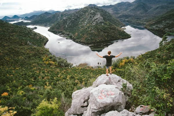 Dağ üzerinde duran ve ağzı açık, özgürlük concep adam traveler — Stok fotoğraf