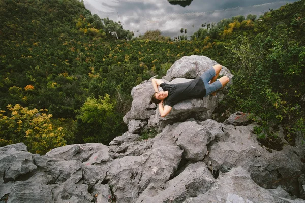 Utazó ember fekszik a hegyi és a tátongó, a szabadság fogalma — Stock Fotó