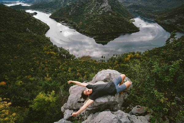 Homem viajante encontra-se na montanha e abrindo, conceito de liberdade — Fotografia de Stock