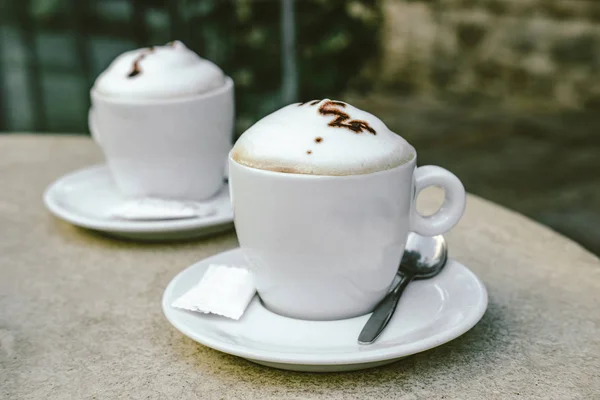 Due tazze di cappuccino in un caffè all'aperto — Foto Stock