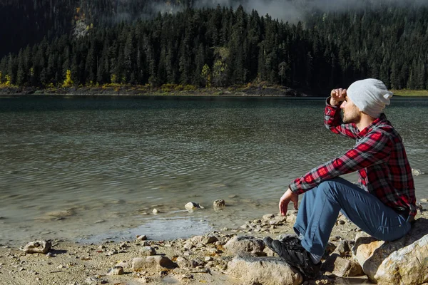 Viajante Hipster desfrutando de vista do Lago Negro, Durmitor National — Fotografia de Stock