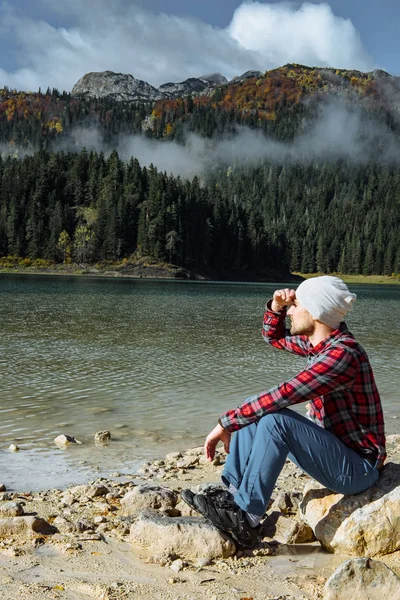 Voyageur hipster profitant d'une vue sur Black Lake, Durmitor National — Photo