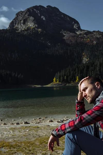 Viajante Hipster desfrutando de vista do Lago Negro, Durmitor National — Fotografia de Stock