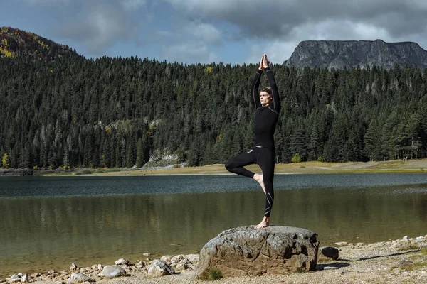 Hombre practicando yoga cerca del Lago Negro de Otoño, Durmitor Nationa — Foto de Stock