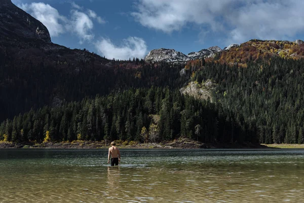 Indurimento in acqua fredda. L'uomo si bagna nel lago autunno a Monten — Foto Stock