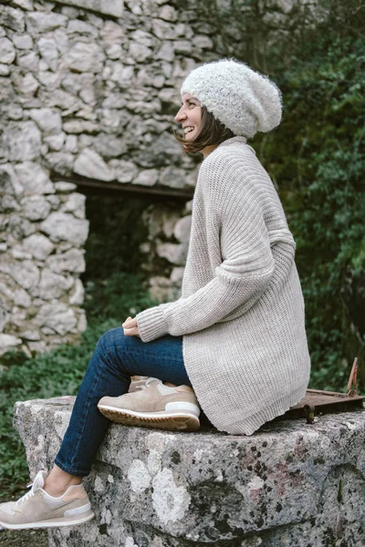 Trendy Hipster vrouw dragen beige trui, hoed en jeans poseren — Stockfoto