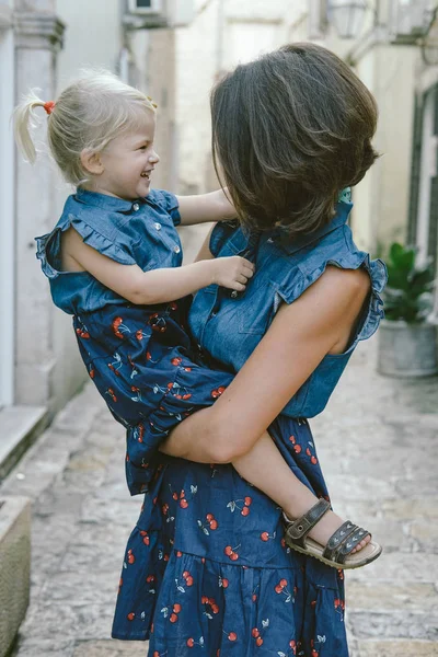 Retrato de una familia feliz: joven mujer hermosa con su pequeño —  Fotos de Stock