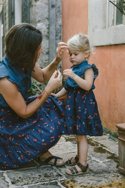 Joven mujer hermosa con su pequeña hija linda. Moda fam —  Fotos de Stock