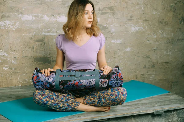Yoga mat tutan genç çekici kadın