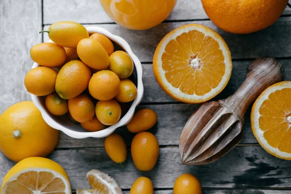 Vista superior de Kumquat en un tazón blanco, naranjas, limones y j fresco — Foto de Stock