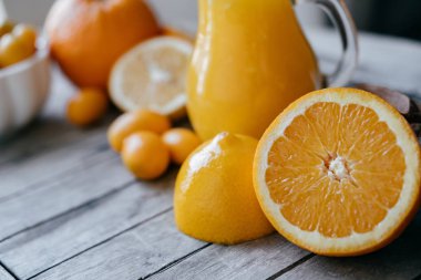 Portakal, limon Kamkat ve taze ju dilimlenmiş karışık narenciye