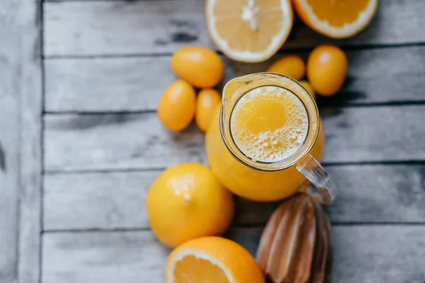 Comida saludable: Kumquat en un tazón blanco, naranjas, limones y frescos — Foto de Stock