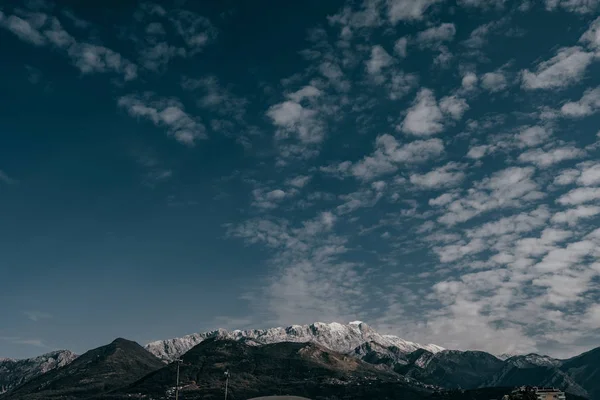Prachtige winterlandschap met sneeuw bedekt berg — Stockfoto