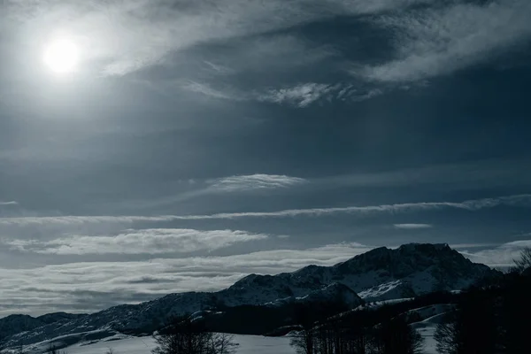 Bela paisagem de inverno com neve coberta de montanha — Fotografia de Stock