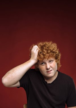 Büyük düşünme. Kıvırcık saçlı çilli teena Studio portresi