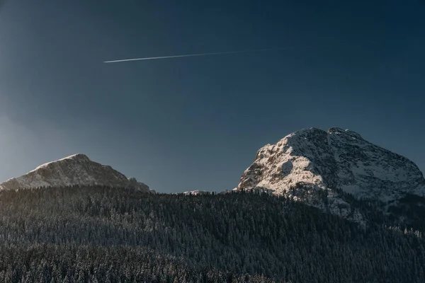 Сніг накривав гора в Чорногорії, зимовий пейзаж — стокове фото