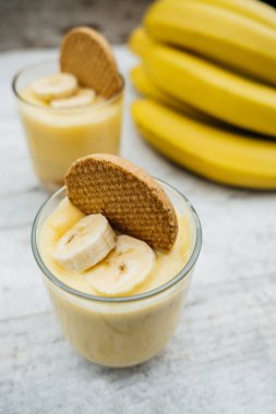 Muzlu mousse ile bisküvi kahvaltı için Beyaz ahşap tahta üzerinde,